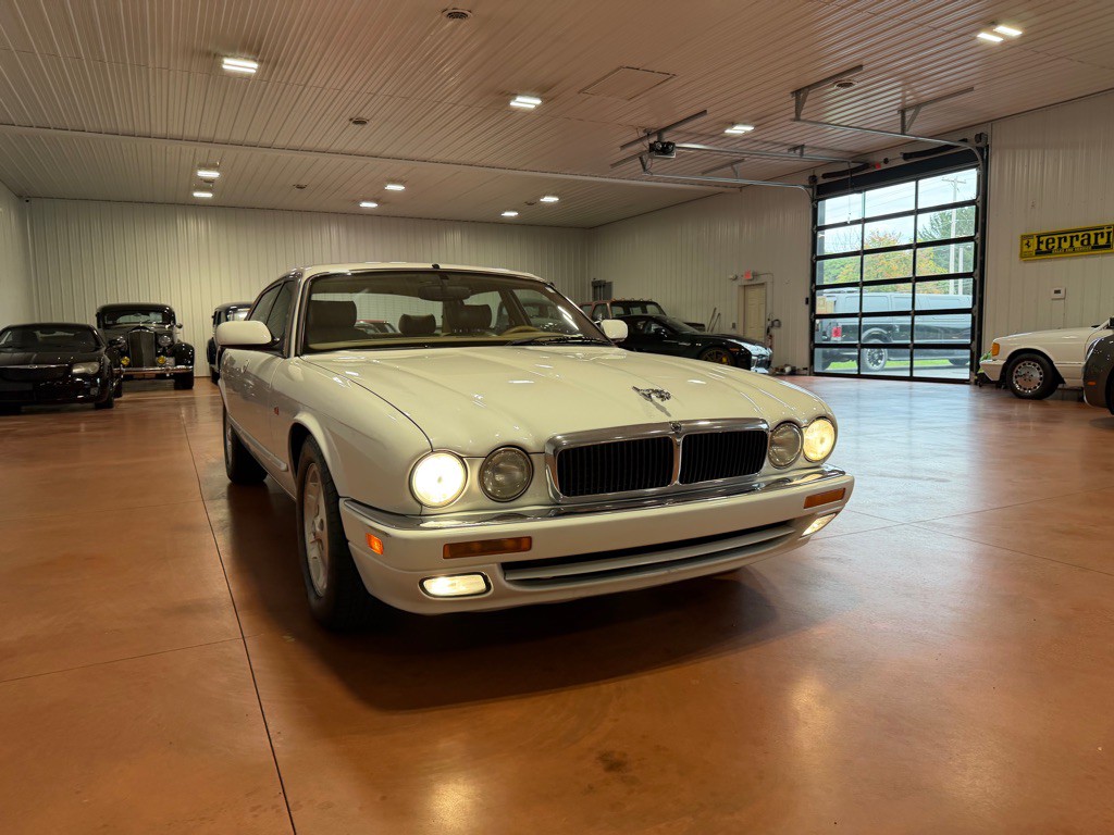 1997 Jaguar XJ Image 8