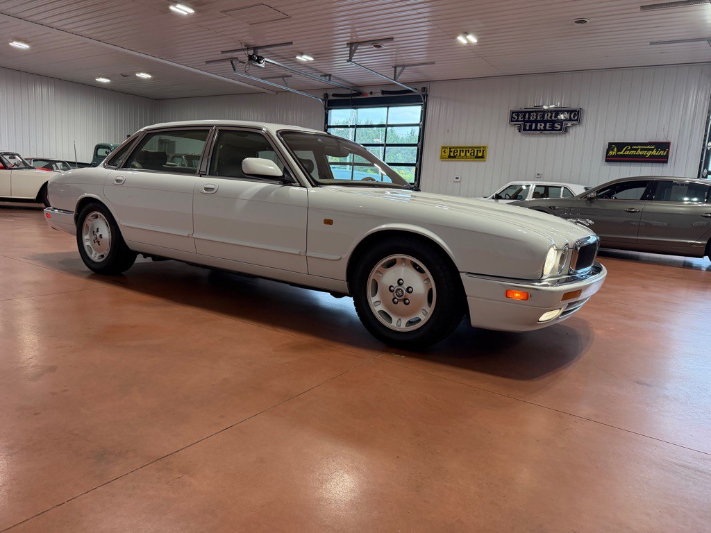 1997 Jaguar XJ Image 9