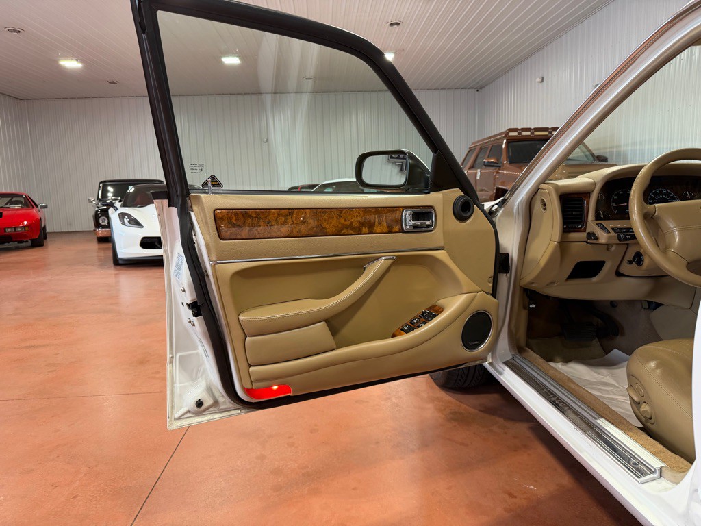 1997 Jaguar XJ Image 19