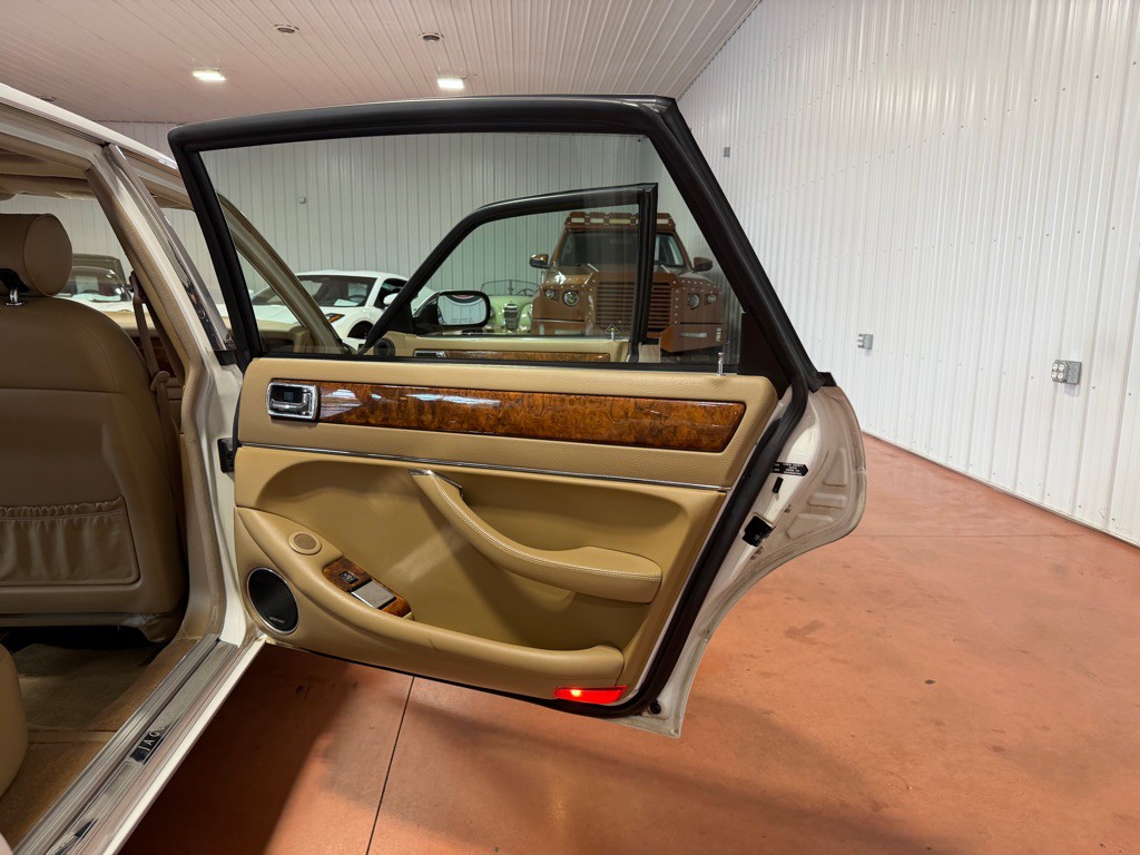 1997 Jaguar XJ Image 28