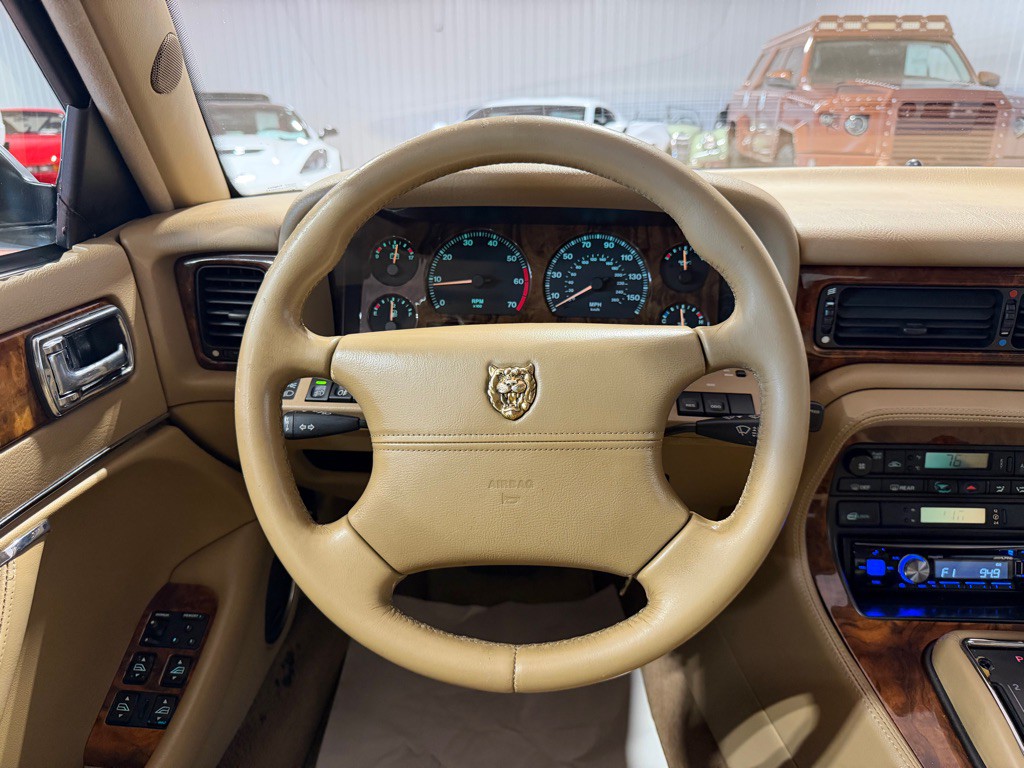 1997 Jaguar XJ Image 32