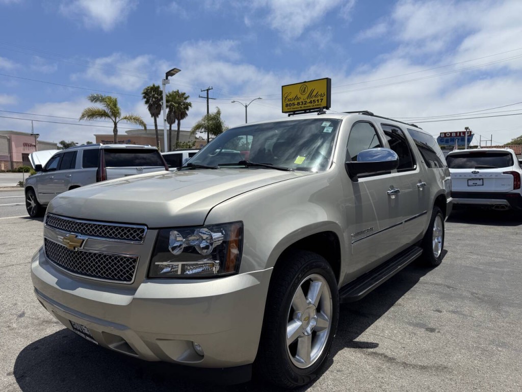 2014 Chevrolet Suburban Image 1