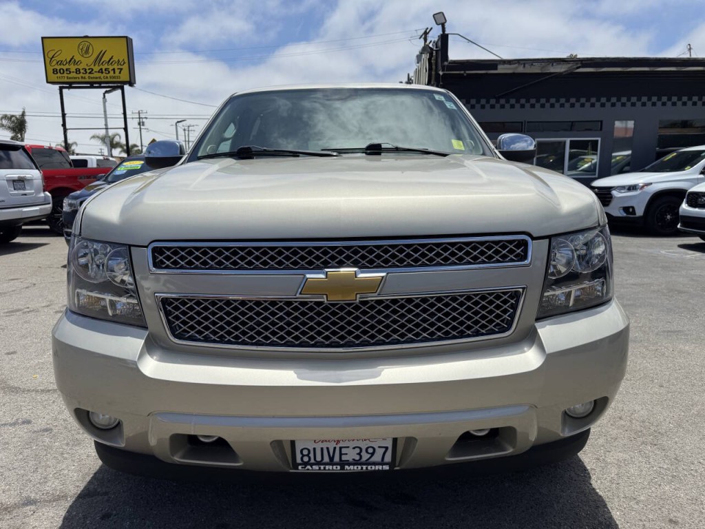2014 Chevrolet Suburban Image 2