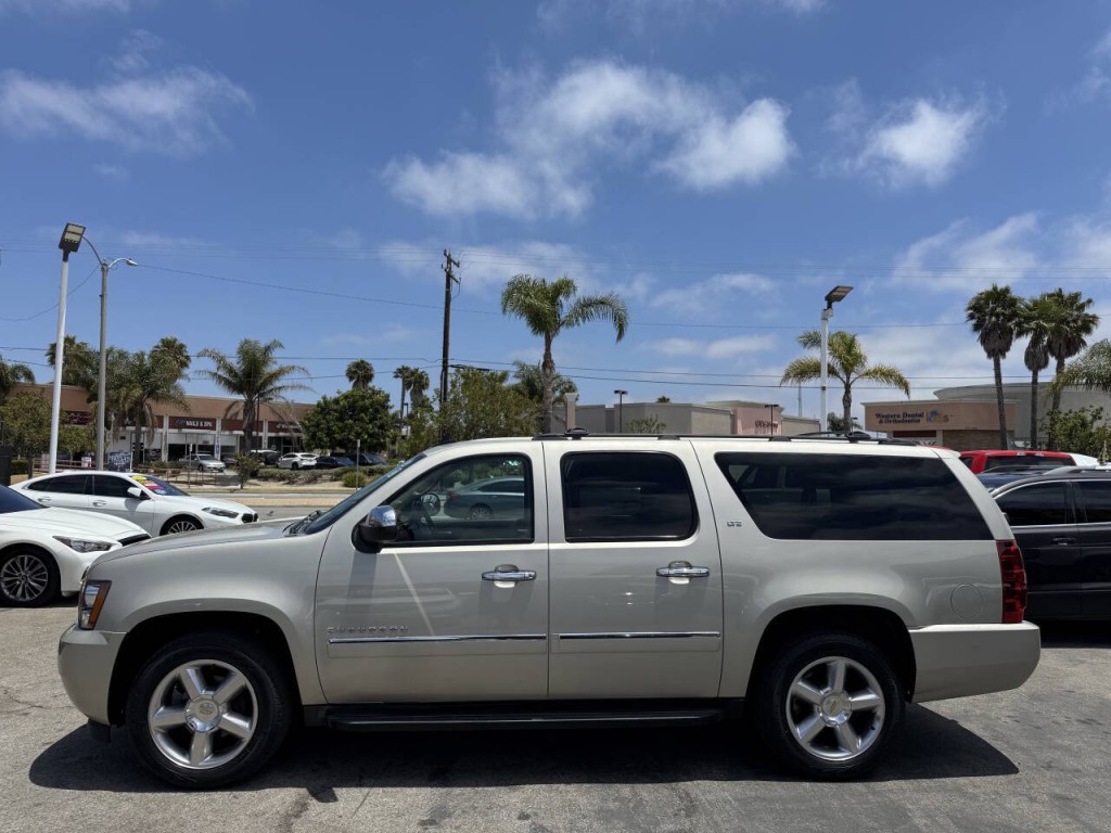 2014 Chevrolet Suburban Image 3