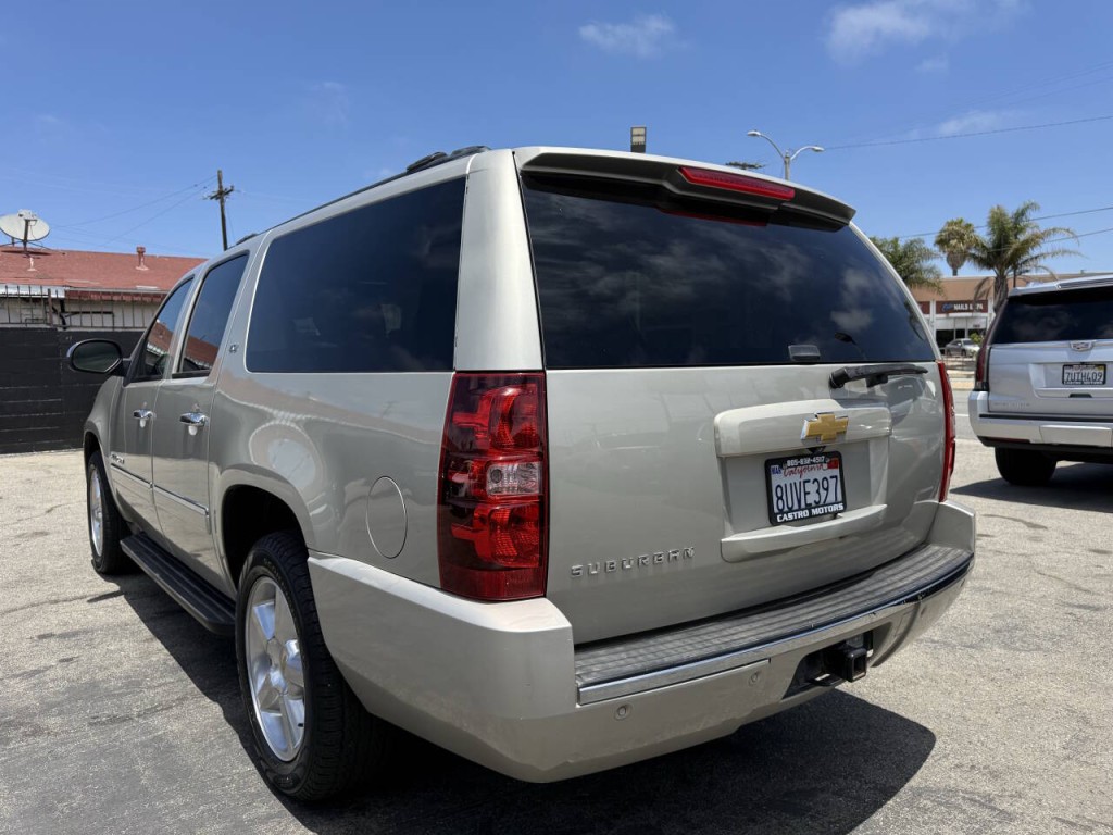 2014 Chevrolet Suburban Image 4