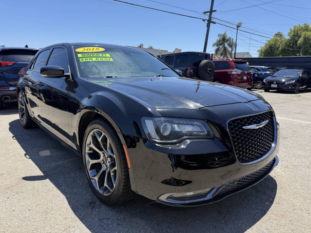 2018 Chrysler 300 Image 2