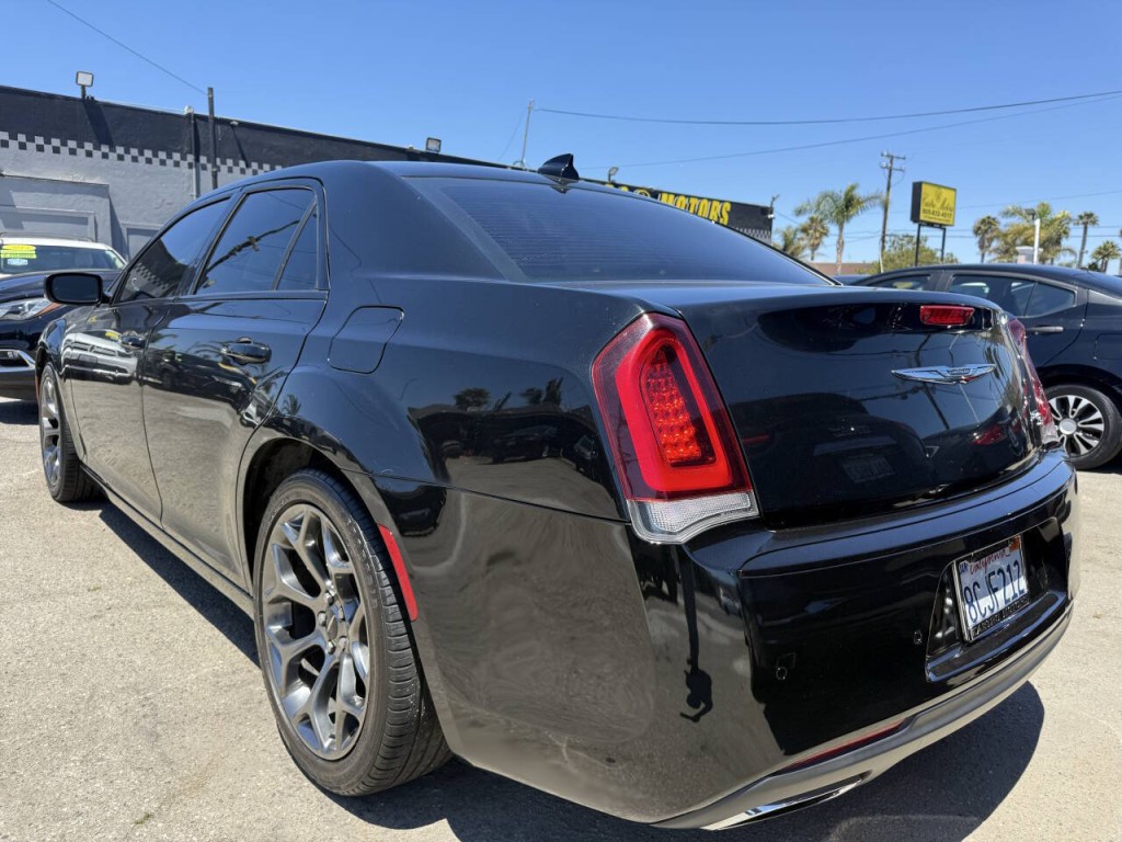 2018 Chrysler 300 Image 4