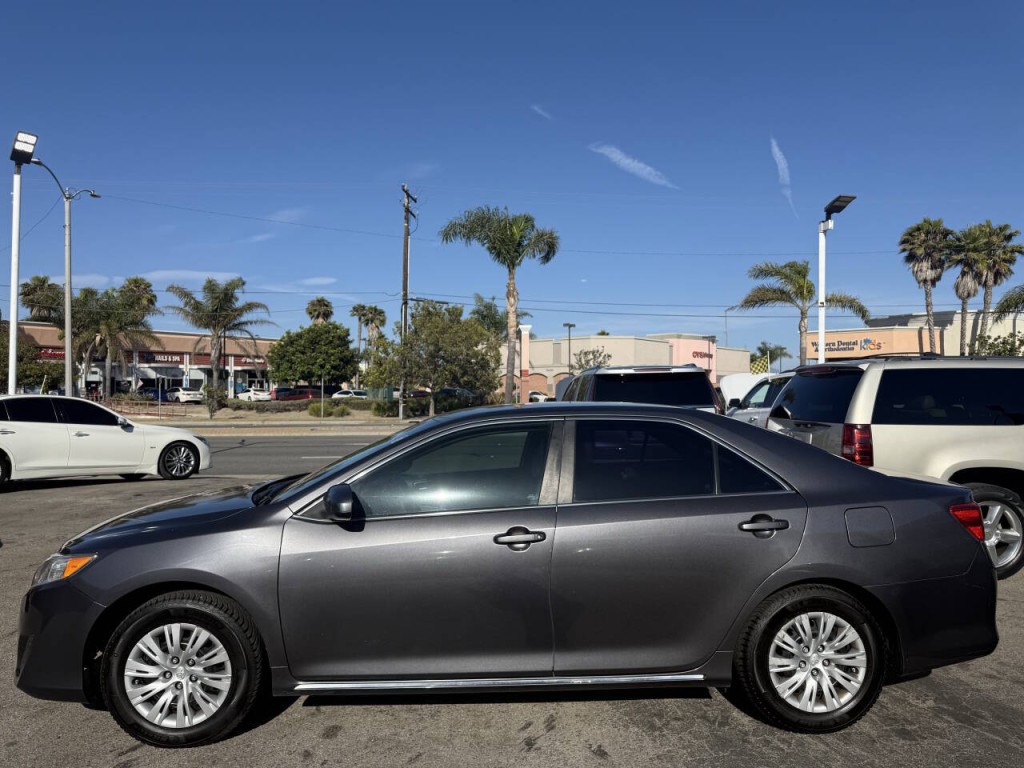 2014 Toyota Camry Image 2