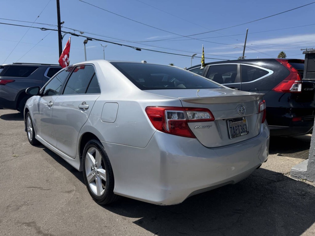 2013 Toyota Camry Image 2