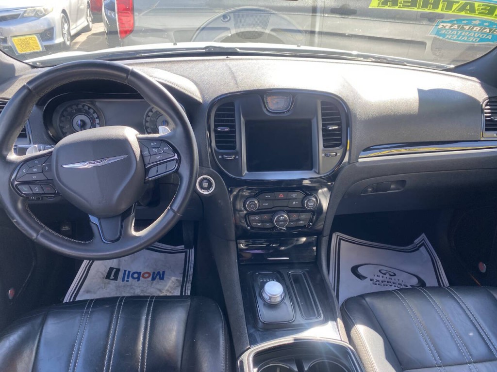 2017 Chrysler 300 Image 2