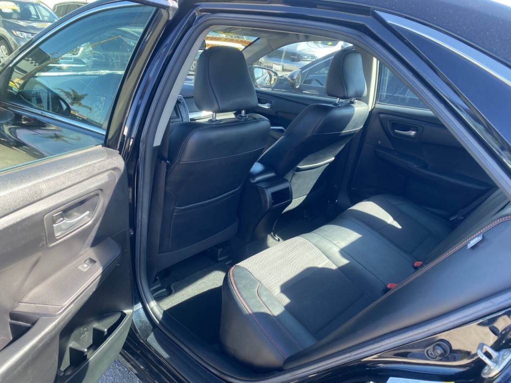 2016 Toyota Camry Image 3
