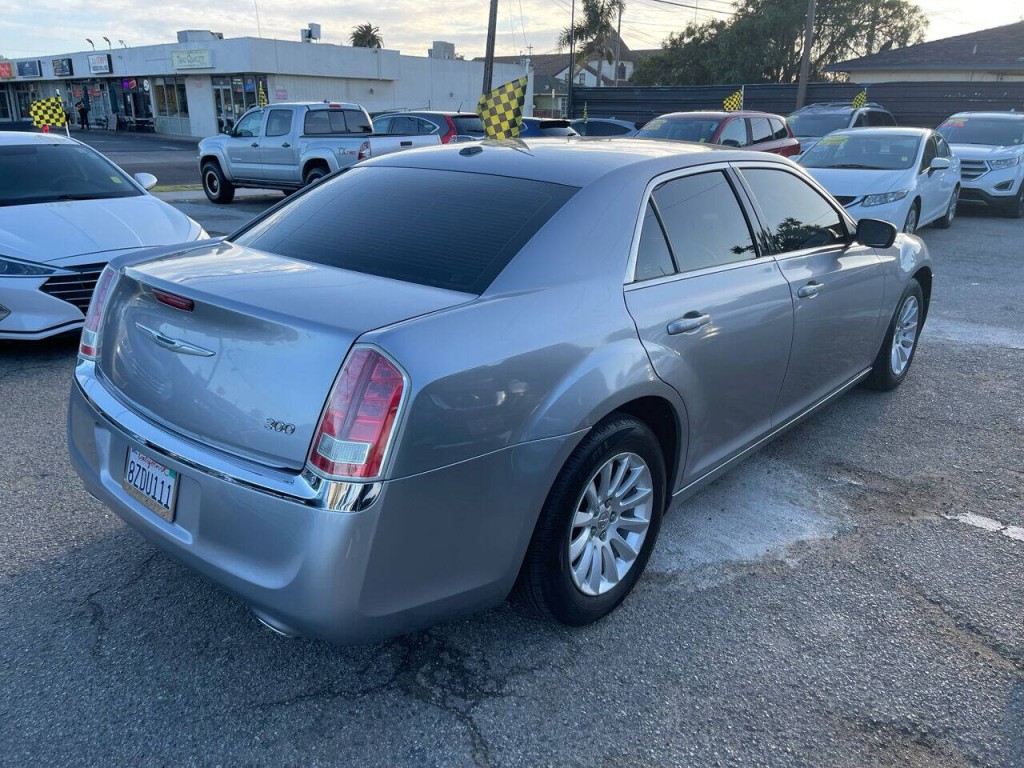 2014 Chrysler 300 Image 2
