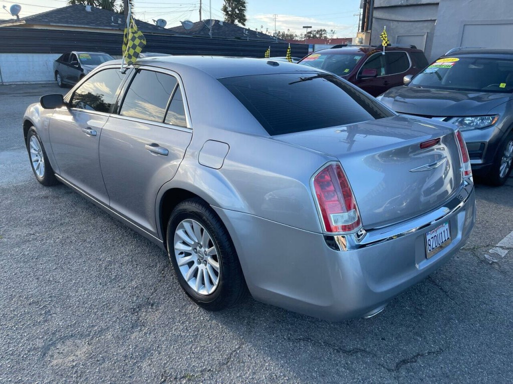 2014 Chrysler 300 Image 3