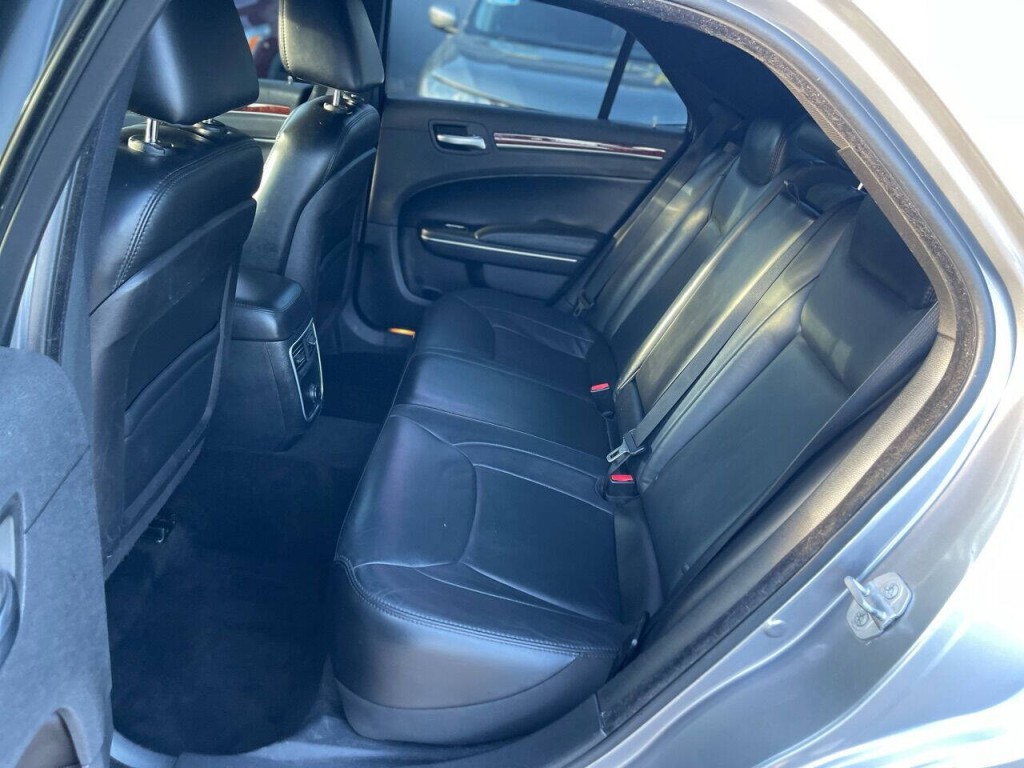 2014 Chrysler 300 Image 4