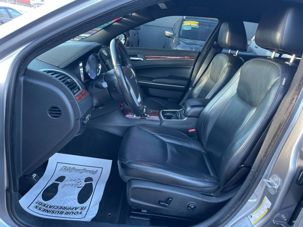 2014 Chrysler 300 Image 7