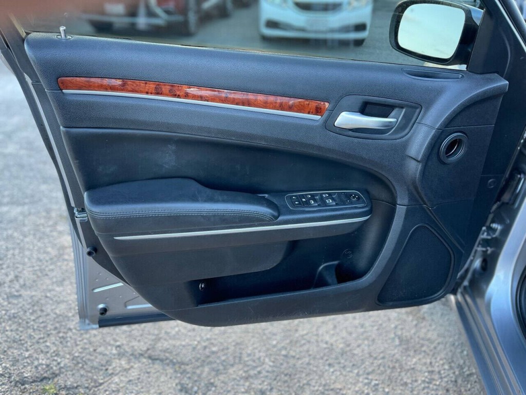 2014 Chrysler 300 Image 8