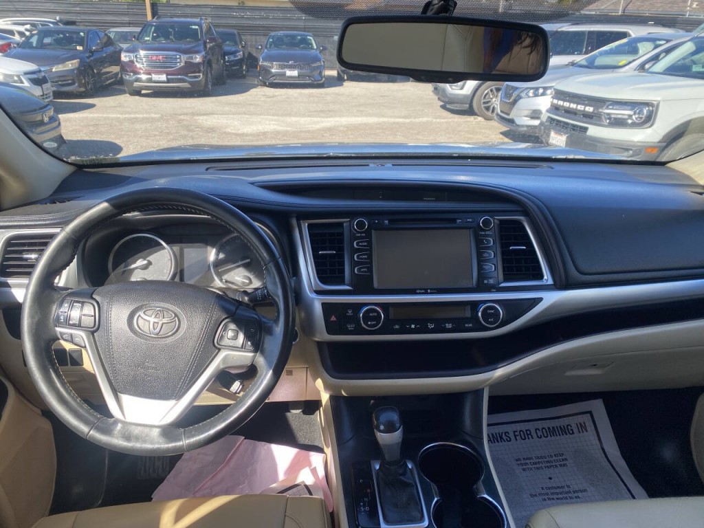 2015 Toyota Highlander Image 1