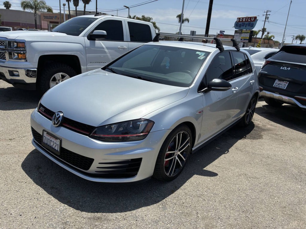 2017 Volkswagen GTI Image 2