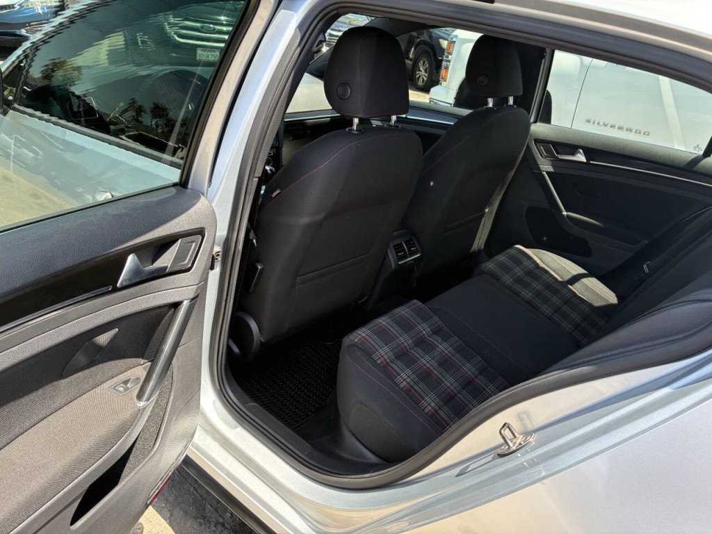 2017 Volkswagen GTI Image 3