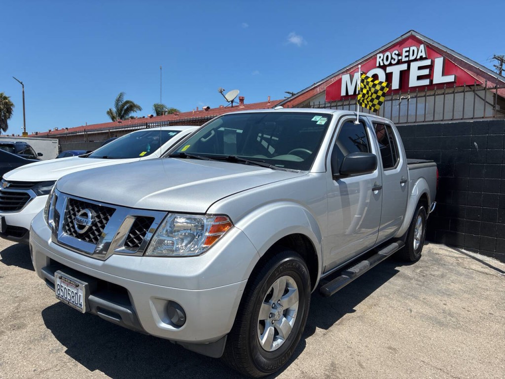 2013 Nissan Frontier SV Crew Cab 5 ft. SB Pickup