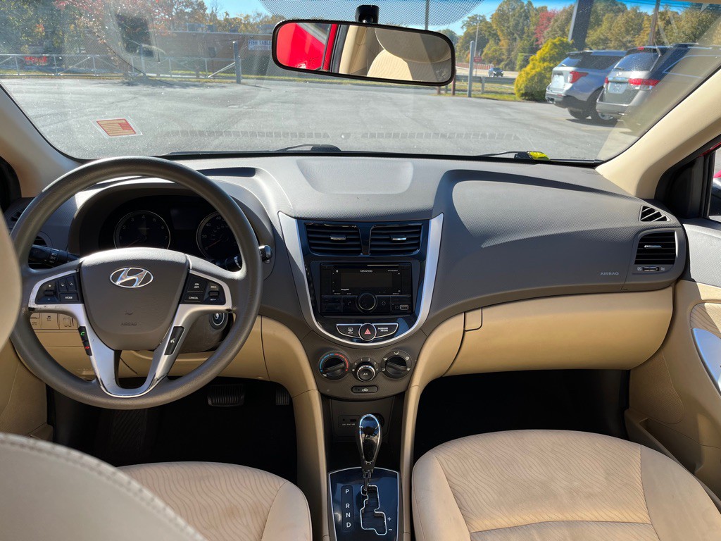 2012 Hyundai Accent Image 7