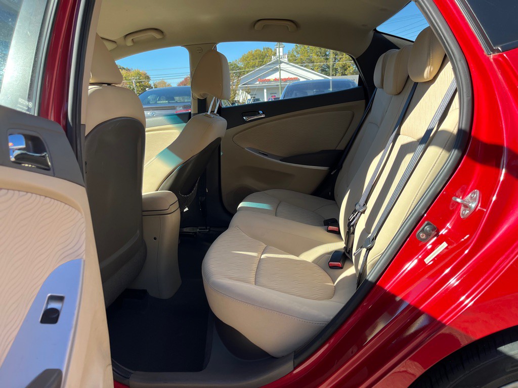 2012 Hyundai Accent Image 8