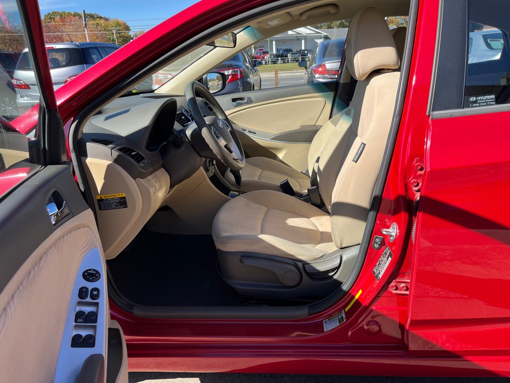 2012 Hyundai Accent Image 9