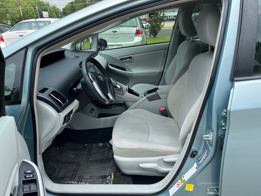 2013 Toyota Prius Image 4