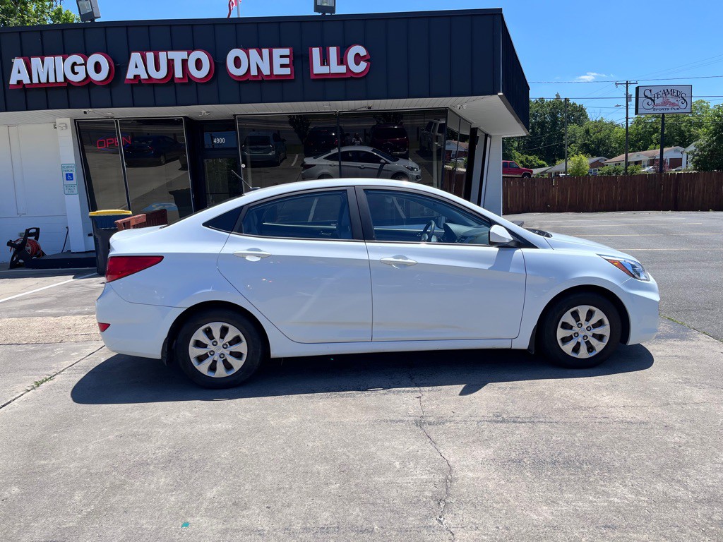 2016 Hyundai Accent Image 4