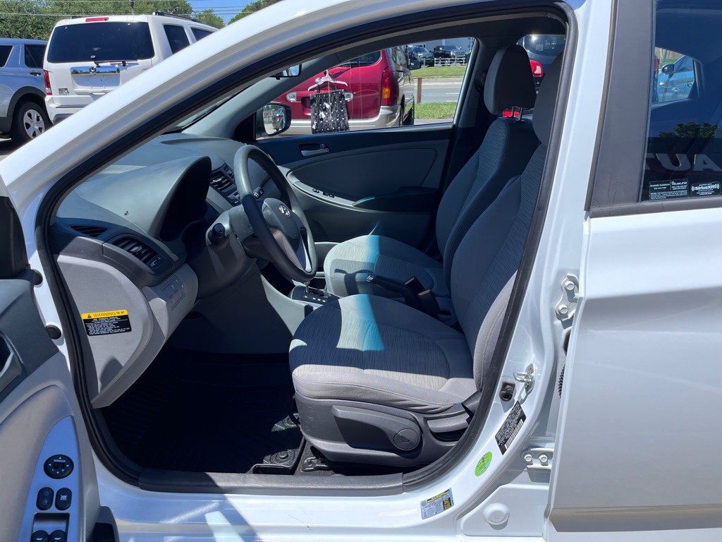 2016 Hyundai Accent Image 9