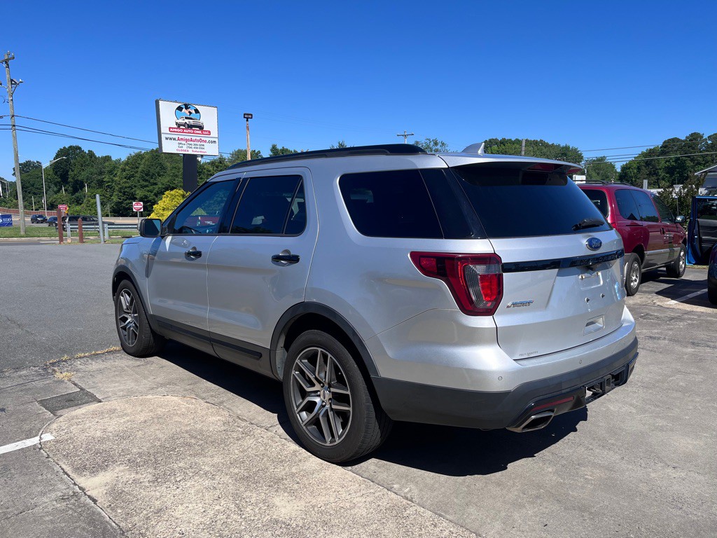 2017 Ford Explorer Image 2