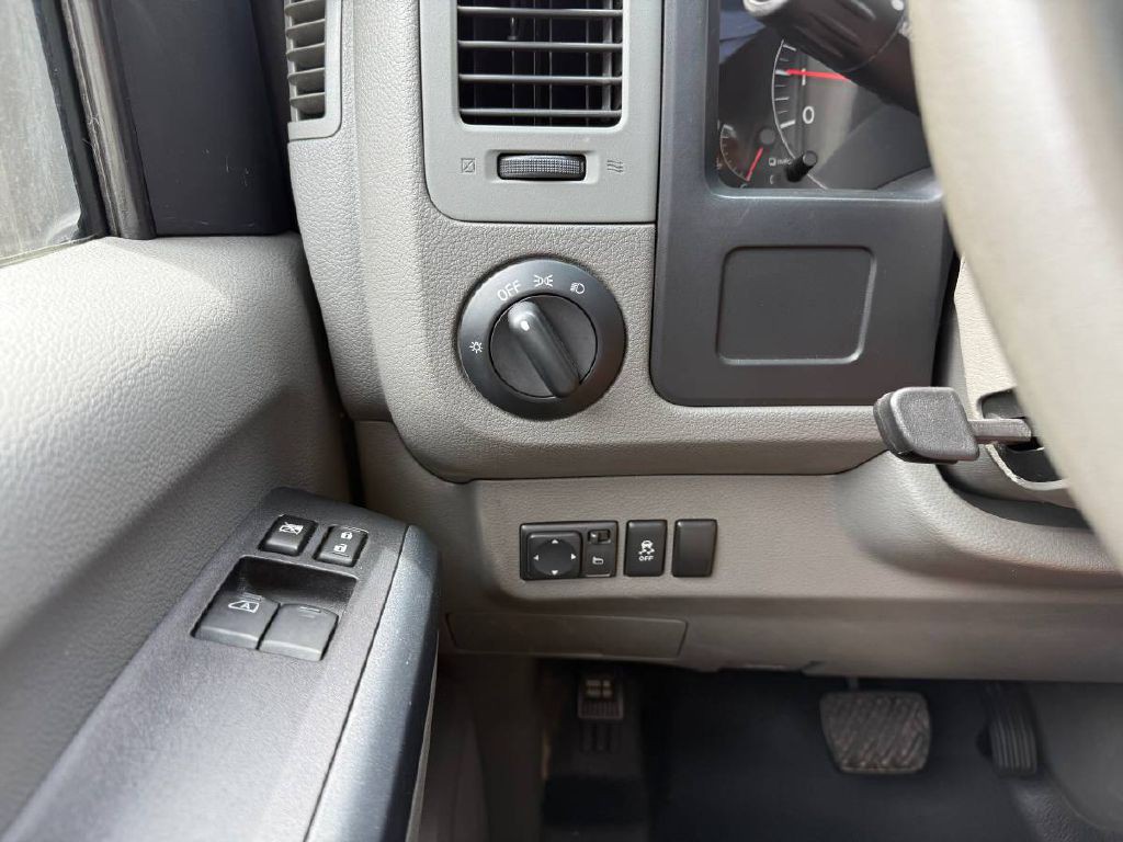 2013 Nissan NV Image 17