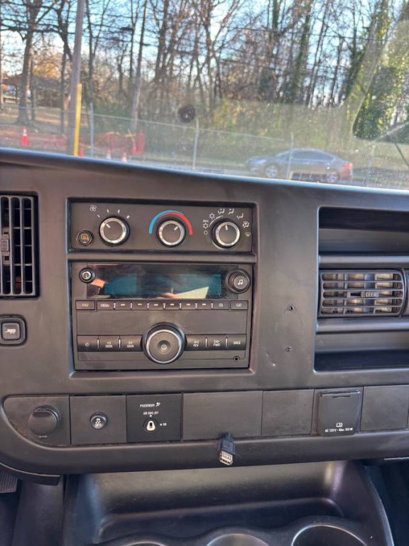 2017 Chevrolet Express Image 10