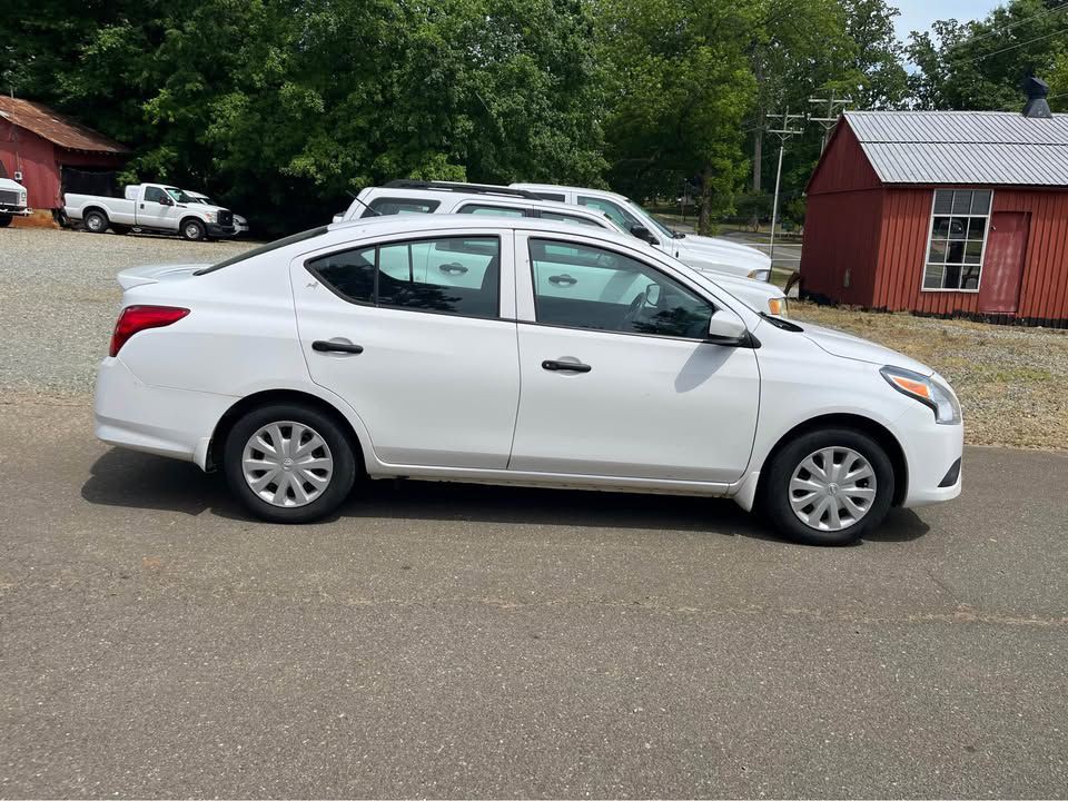 2018 Nissan Versa Image 3
