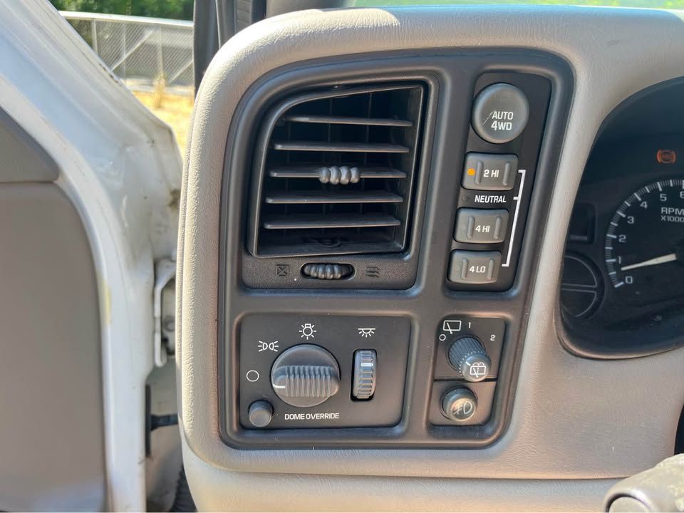 2002 Chevrolet Tahoe Image 8