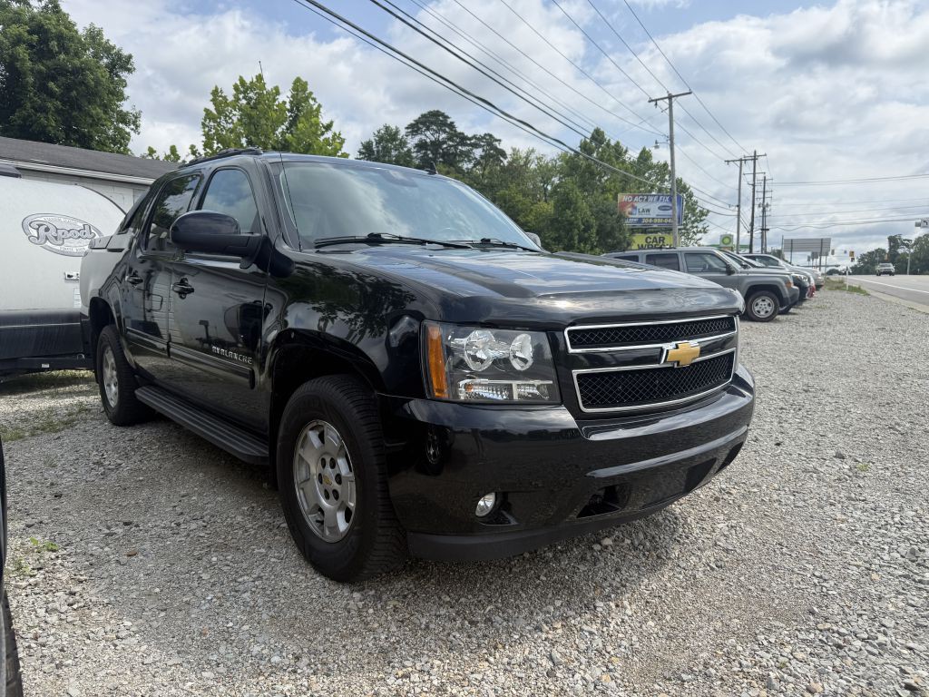 2013 Chevrolet Avalanche Image 2