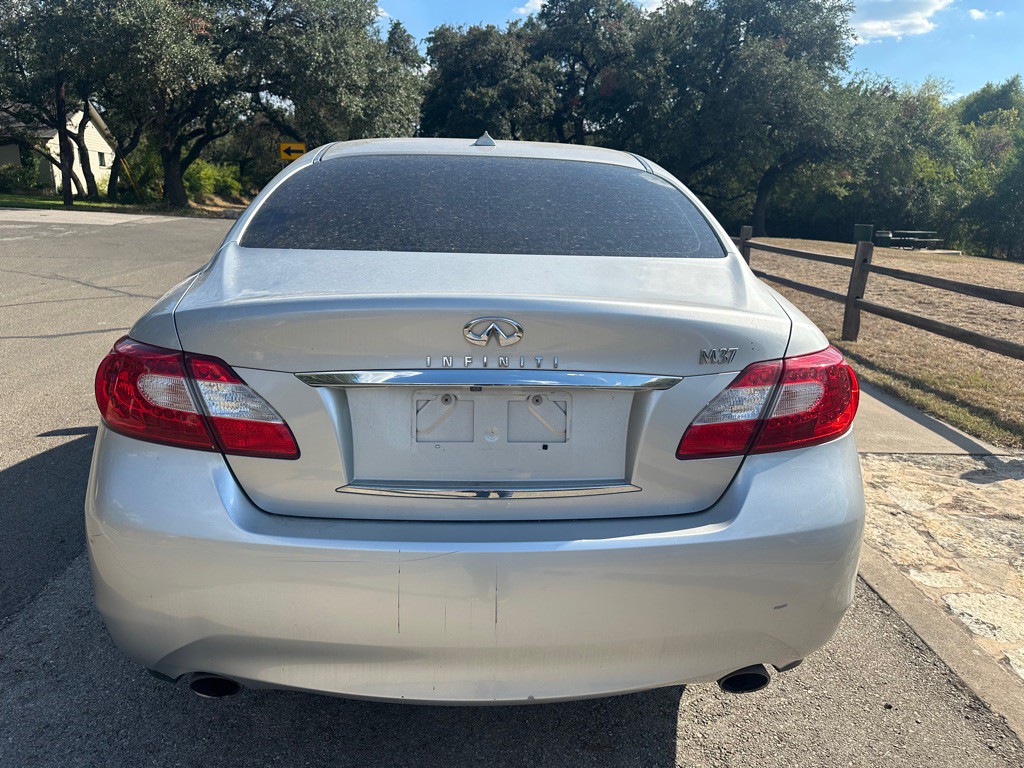 2011 INFINITI M37 Image 7