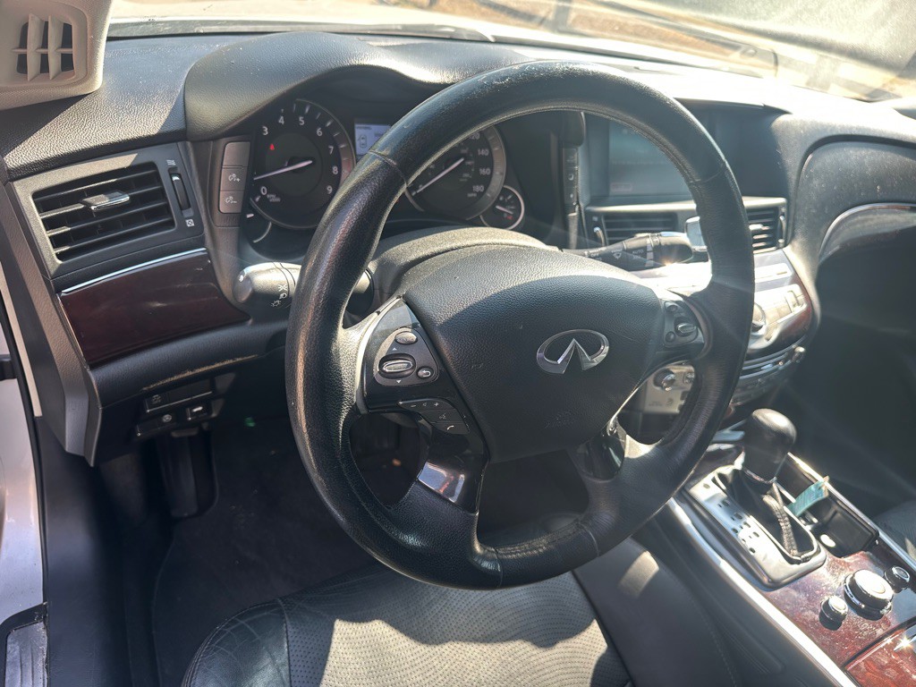 2011 INFINITI M37 Image 9