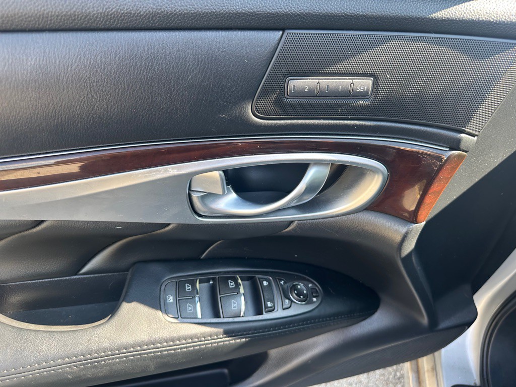 2011 INFINITI M37 Image 11
