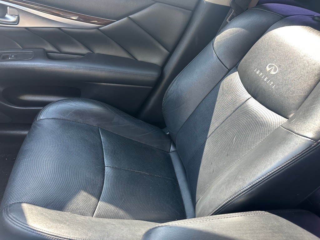 2011 INFINITI M37 Image 12