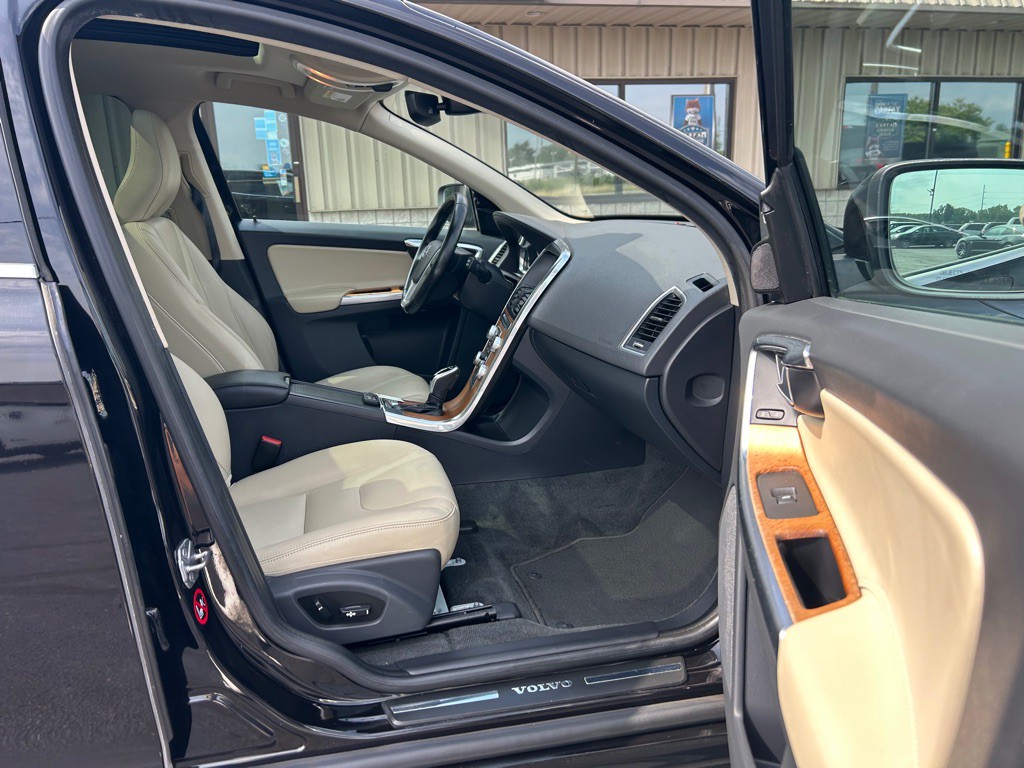 2017 Volvo XC60 Image 7