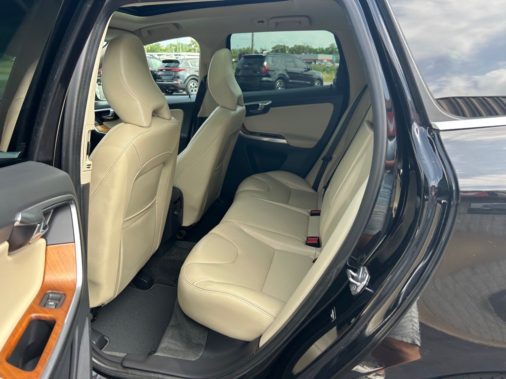 2017 Volvo XC60 Image 11