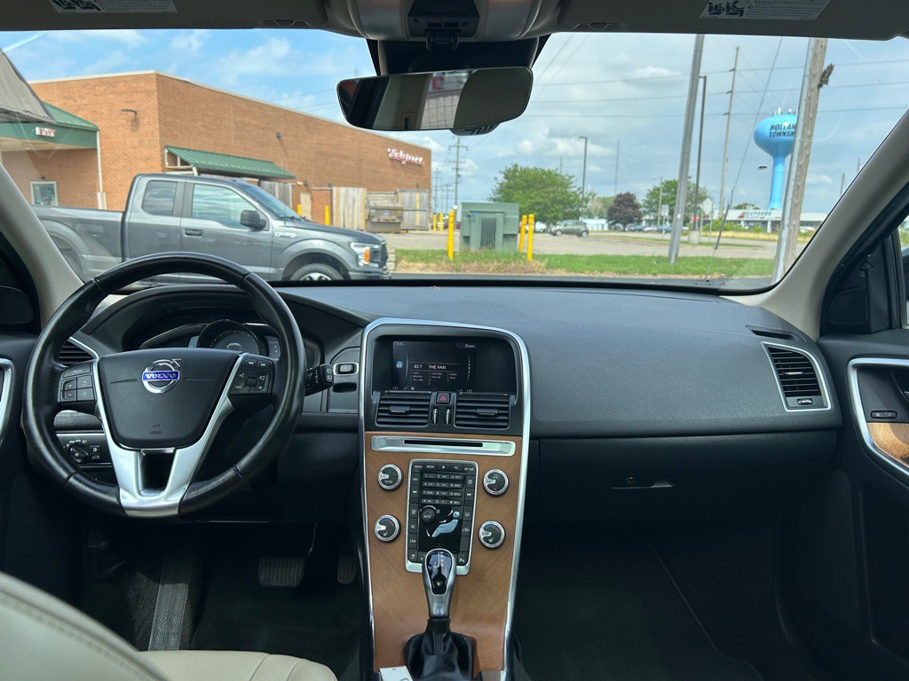2017 Volvo XC60 Image 13