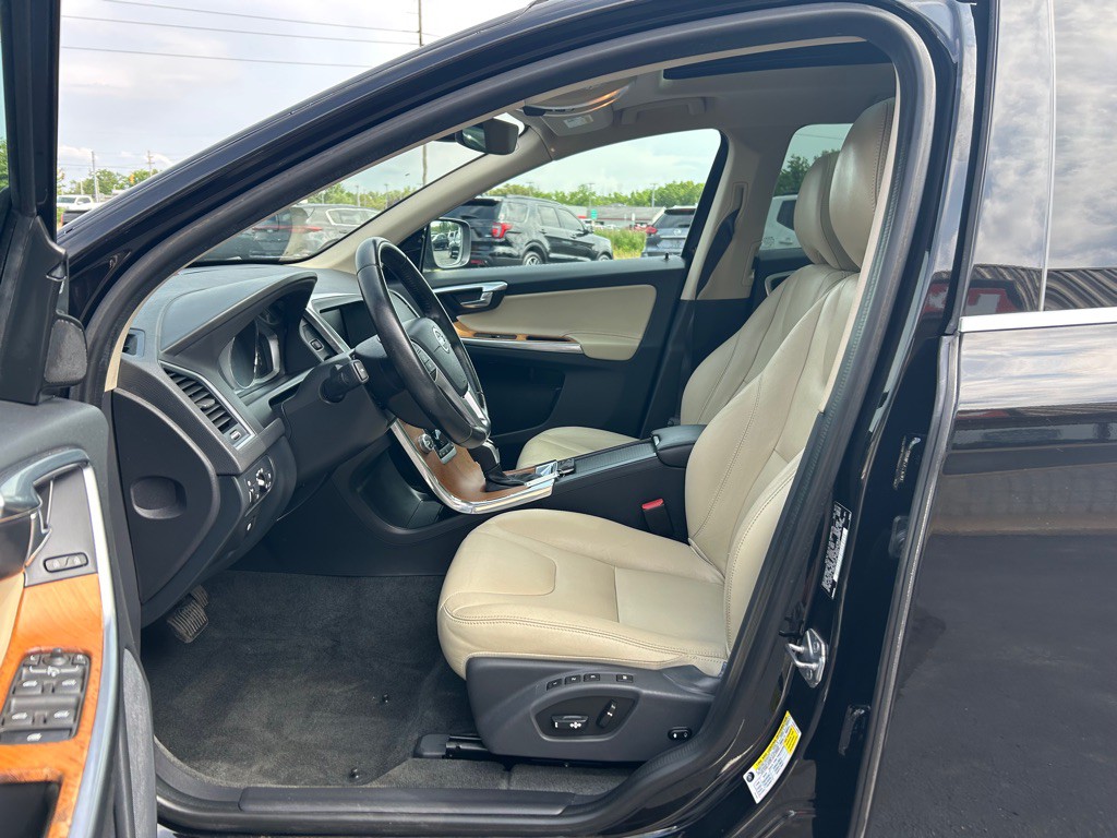 2017 Volvo XC60 Image 14