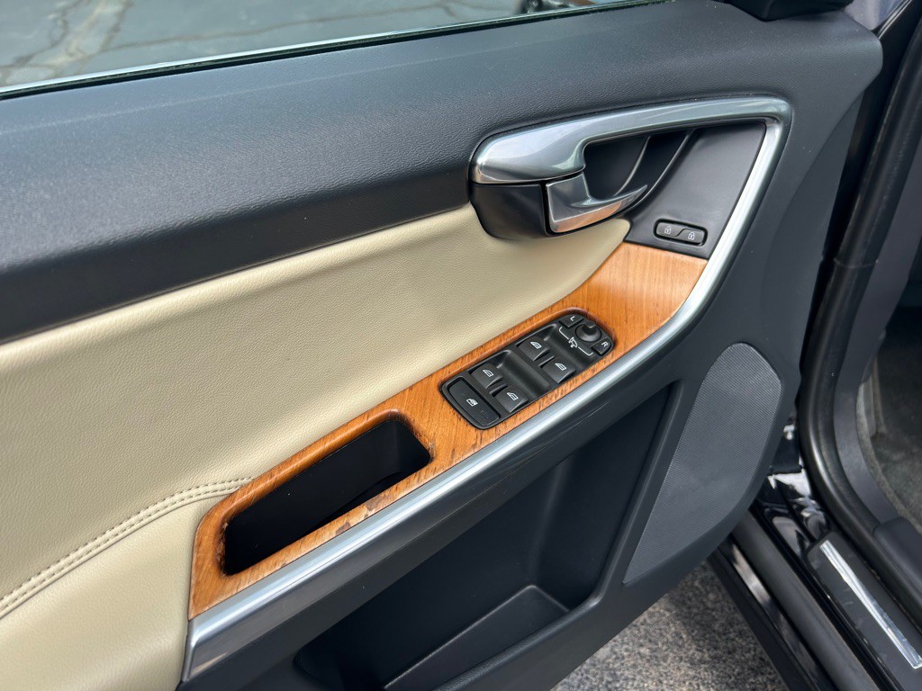 2017 Volvo XC60 Image 16