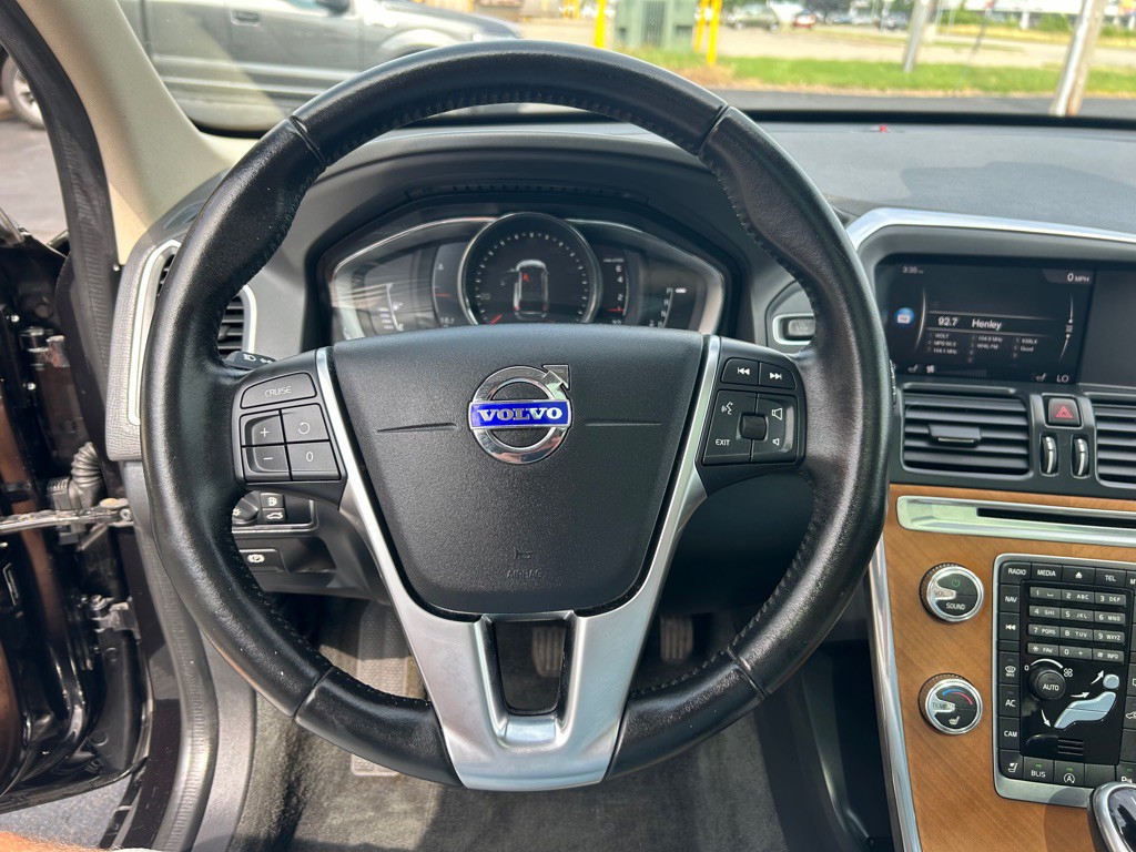 2017 Volvo XC60 Image 17