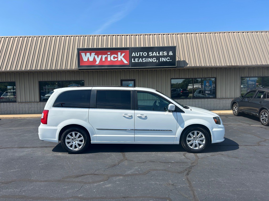 2014 Chrysler Town & Country Image 1