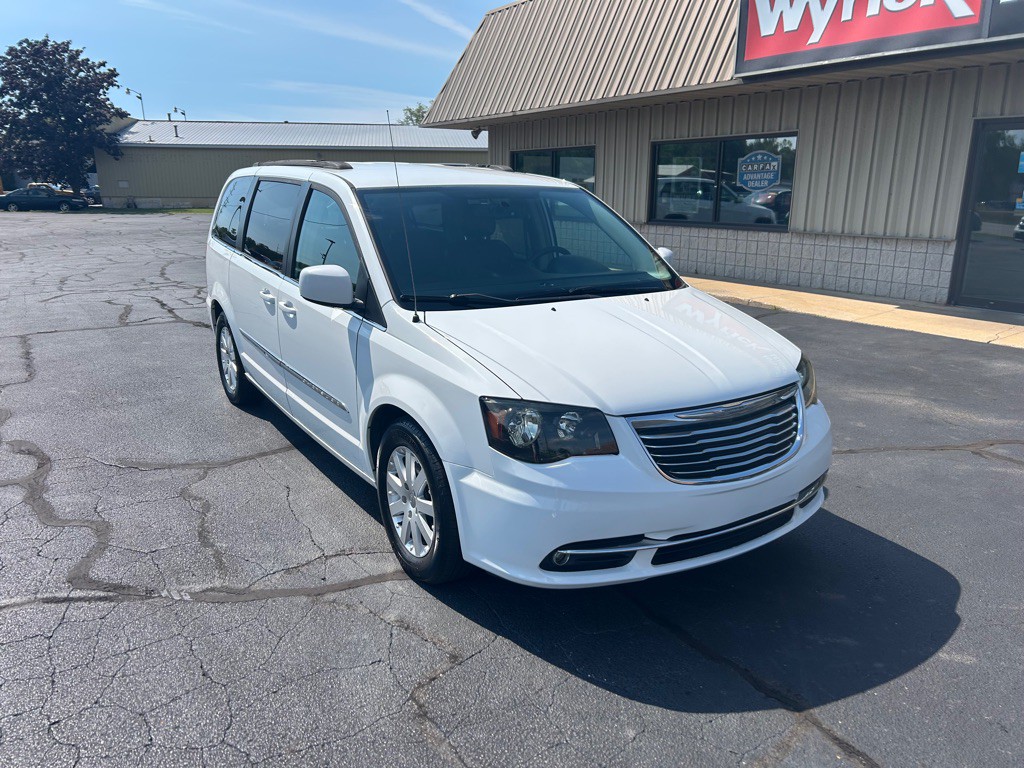 2014 Chrysler Town & Country Image 2