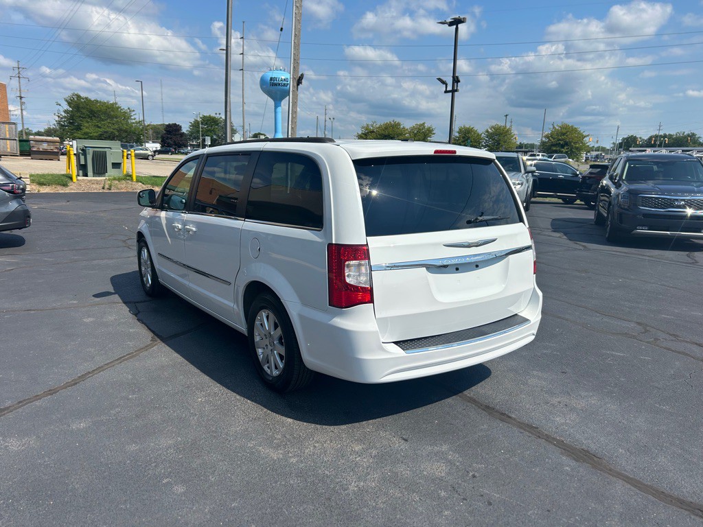 2014 Chrysler Town & Country Image 5