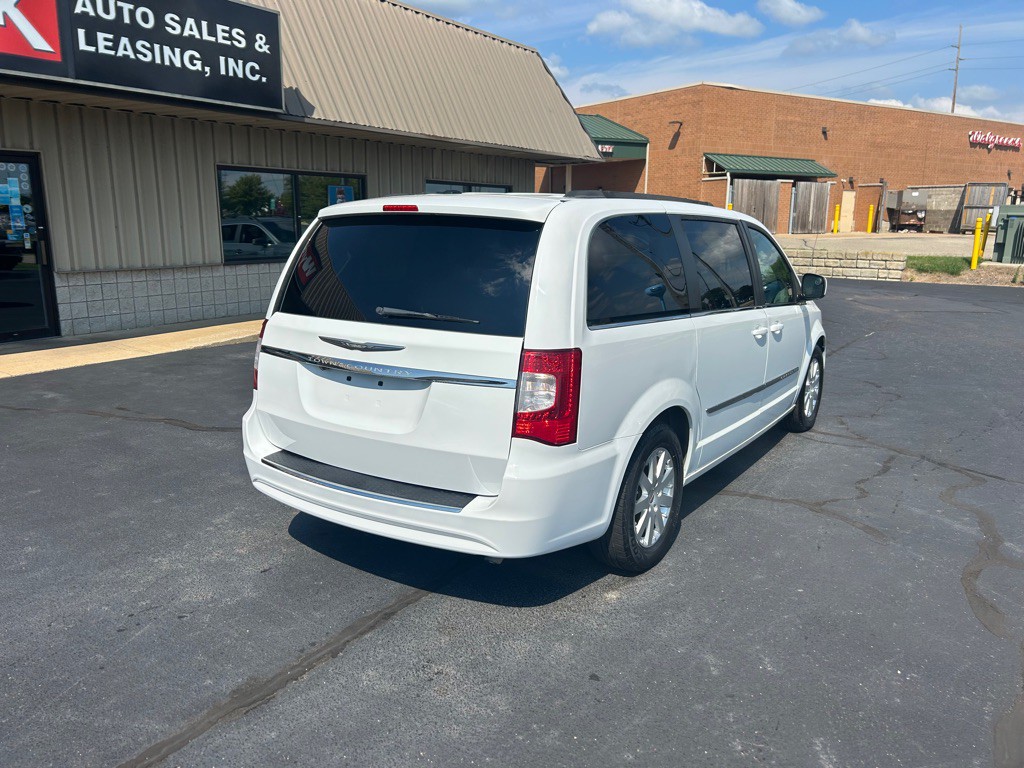2014 Chrysler Town & Country Image 6